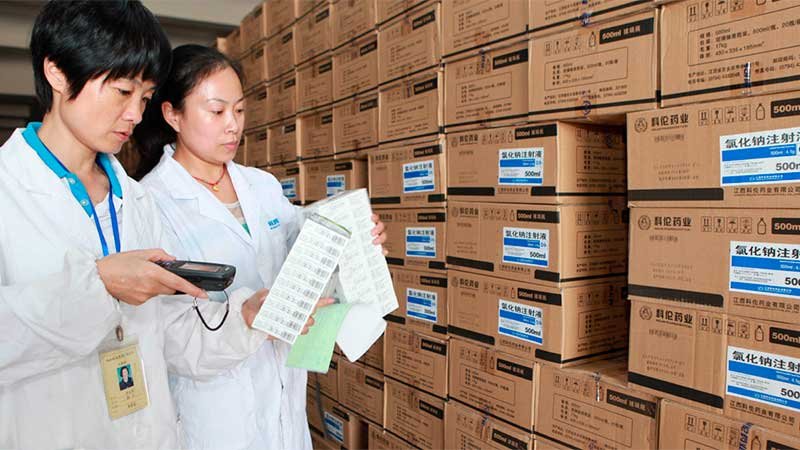 Depósito farmacêutico regulado: verificação de produto com registro rastreável.